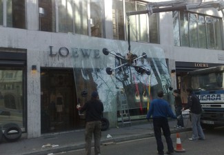 Reposición de los cristales antirrobo de la tienda Loewe de la Diagonal de Valencia