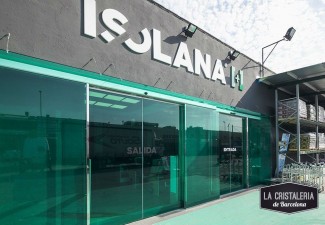 Instalació de dues grans portes automàtiques al nou showroom de ISOLANA a Cornella. Els vidres van vinilats amb el color corporatiu.